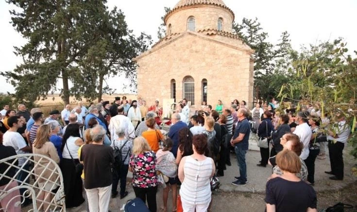 Τελέστηκε με πλήθος πιστών η Θεία Λειτουργία στην κατεχόμενη Μονή Αποστόλου Βαρνάβα